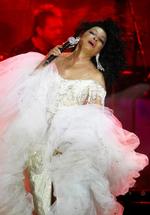Adelig. Diana Ross har i årtier både sunget og opført sig som en ægte soulpopdiva, og uddelte amerikanerne adelige titler, ville hun nok være blevet udnævnt til lady af Detroit for længe siden. 