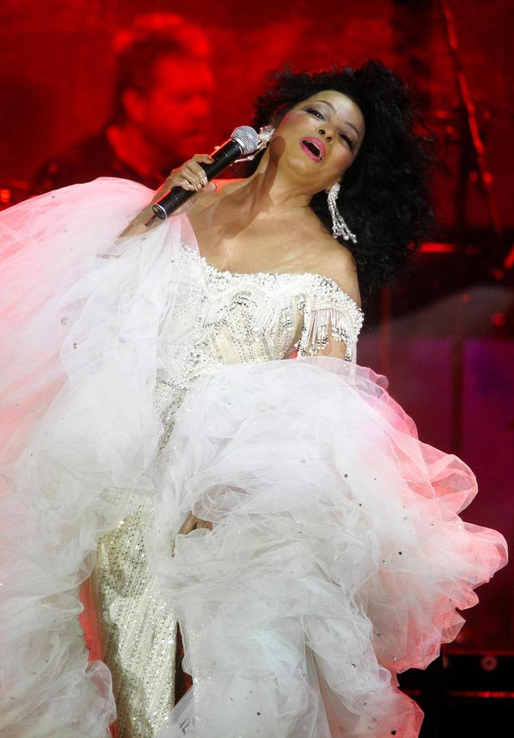 Adelig. Diana Ross har i årtier både sunget og opført sig som en ægte soulpopdiva, og uddelte amerikanerne adelige titler, ville hun nok være blevet udnævnt til lady af Detroit for længe siden. 