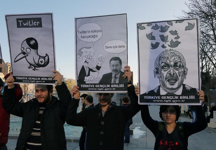 Krise. Demonstranter protesterer mod Recep Tayyip Erdogan og regeringens forbud mod Twitter. Nu ophæver en domstol forbuddet. 