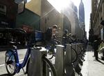 Transport. Mens bycyklerne er populære, har nogle hoteller klaget over, at der er sat standere til bycyklerne op tæt ved deres indgange. 