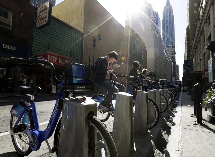 Transport. Mens bycyklerne er populære, har nogle hoteller klaget over, at der er sat standere til bycyklerne op tæt ved deres indgange. 