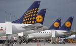 Strejke. Lufthansa-ansatte varsler strejke, der især torsdag rammer flytrafikken - danske lufthavne bliver berørt. 