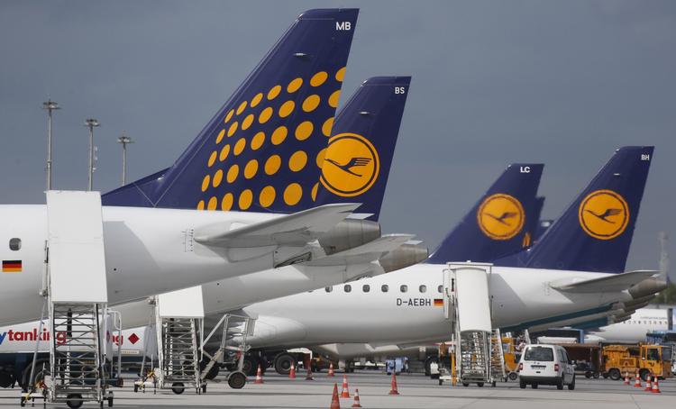 Strejke. Lufthansa-ansatte varsler strejke, der især torsdag rammer flytrafikken - danske lufthavne bliver berørt. 