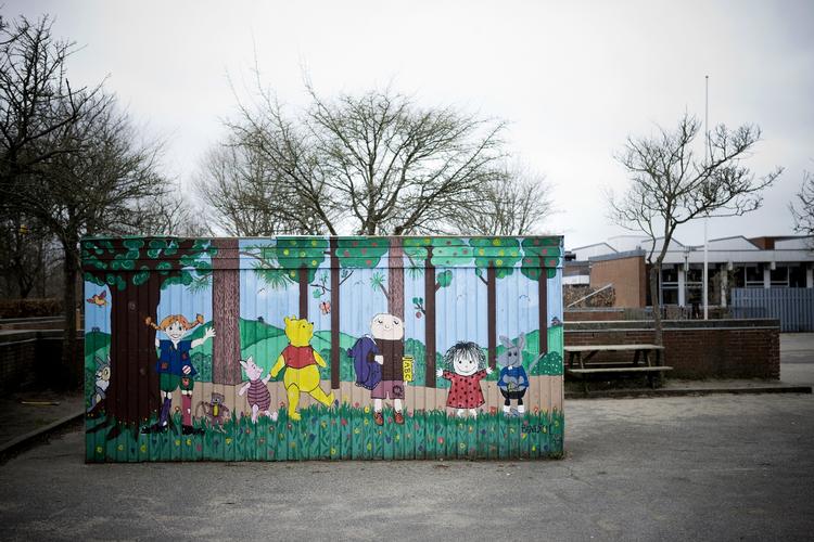 GHETTOSKOLE. Århus Kommune bør stærkt overveje at lukke Tovhøjskolen tæt på Gellerup Parken i Århus, der nu udelukkende består af elever af anden etnisk oprindelse end dansk, mener både Venstre og de Radikale. 