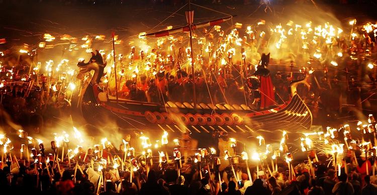 SELVSTÆNDIGHED. Orkney, Shetland og De Ydre Hebrider peger på deres fælles fortid som en del af vikingerigerne i deres argumenter for at stemme for løsrivelse. Hvert år fejres fortiden under Up Helly Aa-festivalen i Lerwick, Shetlandsøernes hovedstad. Arkivfoto: AP/Danny Lawson 