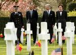 Værdier. I Belgien besøgte Barack Obama et gravsted for soldater, der døde under Første Verdenskrig, sammen med bl.a. Belgiens kong Philip (nr. 2 fra højre) og premierminister Elio Di Rupo. Netop kampen for frihed beskrev han som et eksempel på en værdi, der binder USA og EU sammen. 
