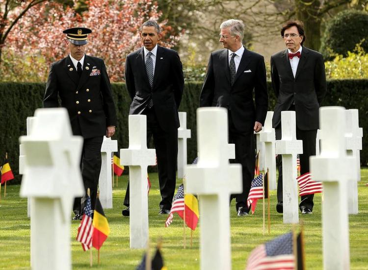 Værdier. I Belgien besøgte Barack Obama et gravsted for soldater, der døde under Første Verdenskrig, sammen med bl.a. Belgiens kong Philip (nr. 2 fra højre) og premierminister Elio Di Rupo. Netop kampen for frihed beskrev han som et eksempel på en værdi, der binder USA og EU sammen. 