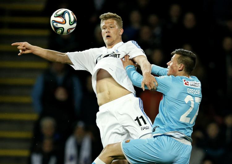 Duel. FCKs Andreas Cornelius og FC Nordsjællands Pascal Gregor. 