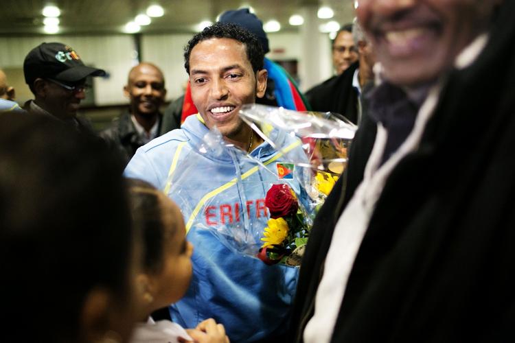 STJERNEDRYS. Vores helt, vores nation. Eritreas danske menighed hylder Zersenay Tadese, verdens bedste halvmaratonløber på SAS-hotellet på Amager. 