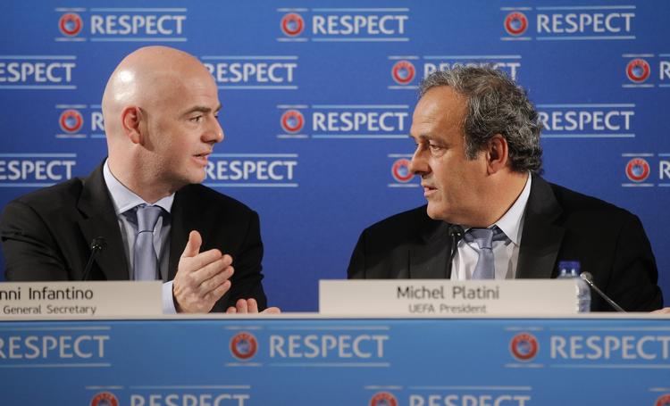 NYSKABELSE. Kvalifikationen til EM 2020 får en ny struktur, oplyser generalsekretær Gianni Infantino (tv.), der her sidder sammen med Michel Platini. 
