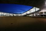 Modigt. Tankerne bag Rolex Learning Centre var som en schweizerost fuld af huller, men arkitekturen er blevet helstøbt, og filmen om dens fødsel er et lærestykke i, hvad god arkitektur betyder for både brugerne og hele samfundet omkring den. 