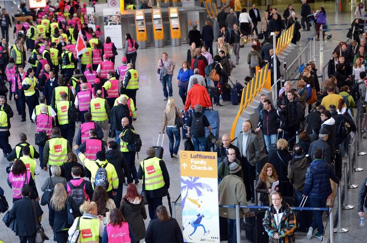 Farvel. Sikkerhedspersonalet udvandrer fra Frankfurt Lufthavn under en strejke i sidste måned. Igen i dag har de lagt lufthavnen ned. 