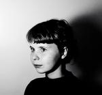 Sådan debuterer Ninette Larsen, født 1994, med digtsamlingen Debut. Ninette Larsen er charmerende  i sit ungdommelige overmod, men også en tand prætentiøs, mener vores anmelder. 