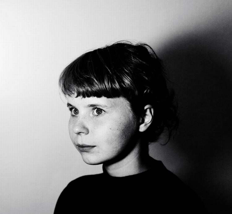 Sådan debuterer Ninette Larsen, født 1994, med digtsamlingen Debut. Ninette Larsen er charmerende  i sit ungdommelige overmod, men også en tand prætentiøs, mener vores anmelder. 