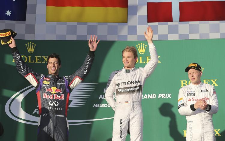 PODIET. I årets første grandprix kom Daniel Ricciardo (tv.), Nico Rosberg og Kevin Magnussen (th.) først over målstregen, men efterfølgende blev Ricciardo diskvalificeret. 