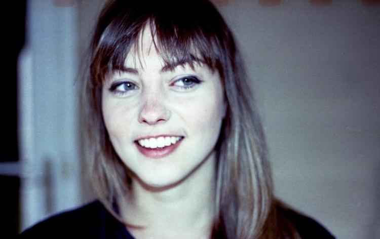 Karriereskift. Angel Olsen er færdig med at sidde på café og læse filosofibøger, hun alligevel ikke forstår 