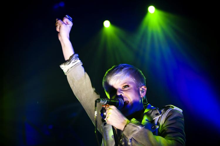 Power! Robyn meldte allerede ud ved sidste valg, at hun stemmer på FI. Nu medvirker hun også på støttealbummet. 