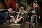Landligt. Jesper Asholt malker en ged, Frank Erichsen holder den, mens Jesper Lohmann poserer med et glas nymalket gedemælk. 