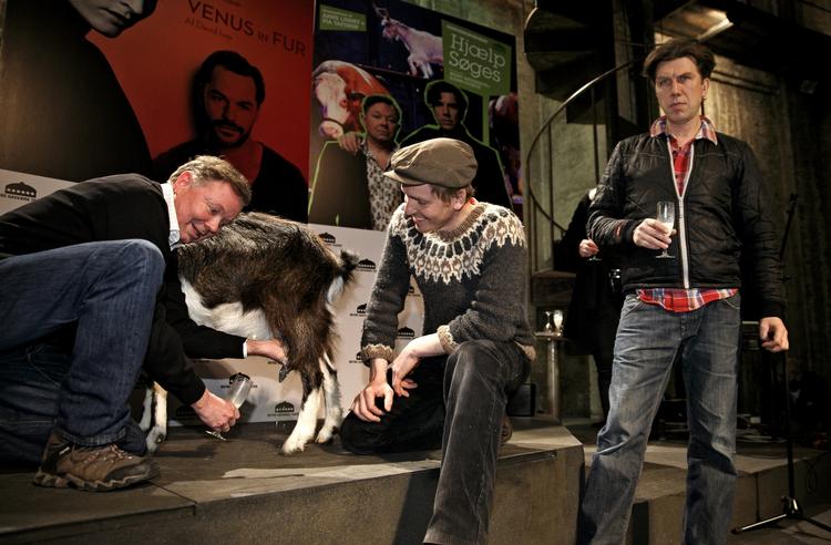 Landligt. Jesper Asholt malker en ged, Frank Erichsen holder den, mens Jesper Lohmann poserer med et glas nymalket gedemælk. 