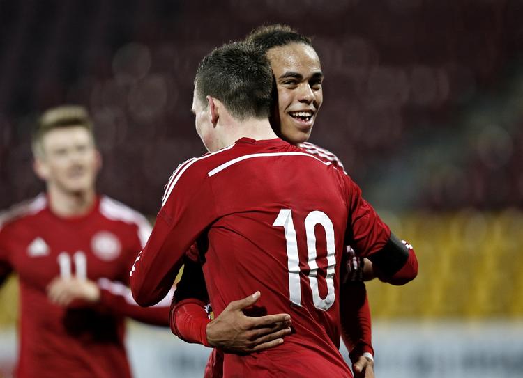 Oprykkere. Yussuf Poulsen og Pierre-Emile Højbjerg var sidste sommer med på U19-holdet. Nu er de U21-spillere. 