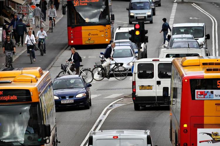 Tæthed. Der kommer flere og flere nye biler, og danskerne risikerer dermed at spilde tid i trafikken. 