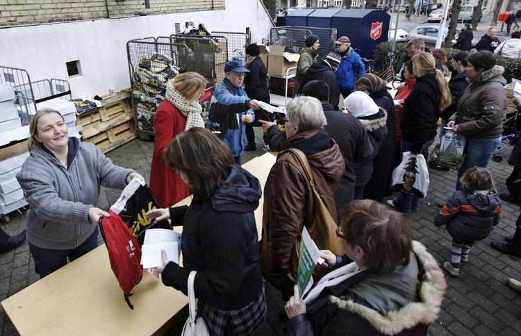fattighjælp. Frelsens Hær uddeler hvert år hjælp til fattige danskere. Og der bliver flere og flere af  slagsen, viser en opgørelse fra Arbejderbevægelsens Erhvervsråd. 