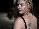 Væk. Camilla Jensen med den tatovering, som hun fik lavet i køkkenet hos en veninde. Efter to år fik hun pludselig en kraftig allergisk reaktion, og bruger nu 15.000 kroner på at få tatoveringen fjernet. 