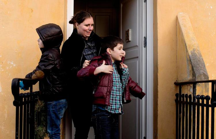 Færdigt kapitel. En overgang ville familierådgiver Camilla Justesens ene søn, Matteo, ikke have jakke på. Derfor tog hun den under armen, indtil han lærte, at en jakke er rar af have, når det er køligt. 