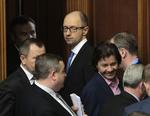 Milliardlån. Først mislykkedes det, men efter en pause kom medlemmerne af Ukraines parlament tilbage til deres pladser og godkendte en lovpakke, der baner vej for et kæmpelån fra Den Internationale Valutafond. I midten af billedet står premierminister Arseniy Yatsenyuk. 