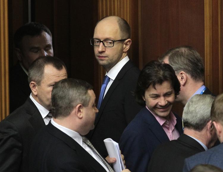 Milliardlån. Først mislykkedes det, men efter en pause kom medlemmerne af Ukraines parlament tilbage til deres pladser og godkendte en lovpakke, der baner vej for et kæmpelån fra Den Internationale Valutafond. I midten af billedet står premierminister Arseniy Yatsenyuk. 