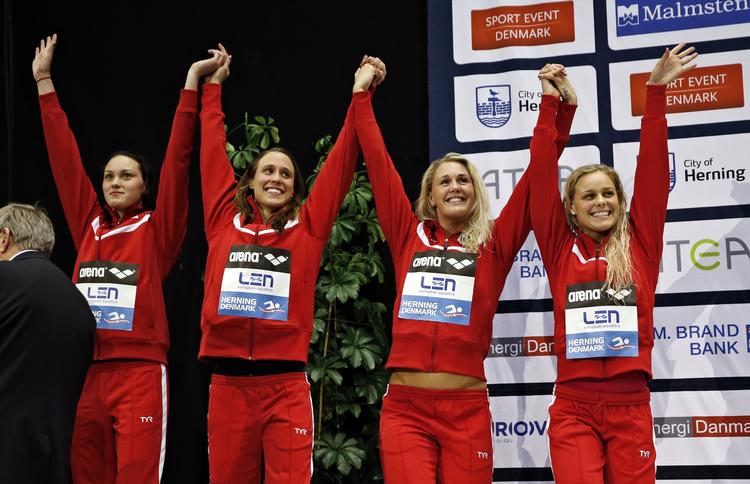 MEDALJEHÅB. Med Mie Ø. Nielsen, Rikke Møller Pedersen, Jeanette Ottesen og Pernille Blume råder Danmark over en medleyholdkap, der til sommer skal svømme med om EM-medaljerne i Berlin. 