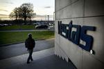Hemmeligt. Kun 2 selskaber, A.P. Møller - Mærsk og Vestas, holder som i gamle dage chefernes lønsedler helt nede i bunden af skuffen og oplyser det samlede beløb for henholdsvis direktion og bestyrelse. 
