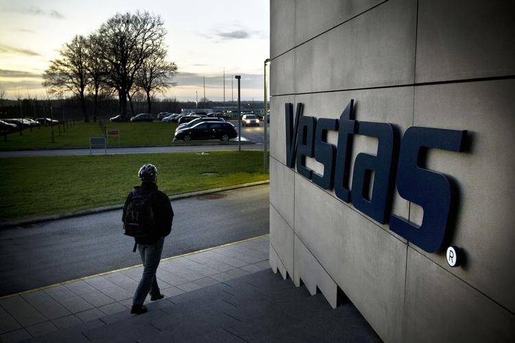Hemmeligt. Kun 2 selskaber, A.P. Møller - Mærsk og Vestas, holder som i gamle dage chefernes lønsedler helt nede i bunden af skuffen og oplyser det samlede beløb for henholdsvis direktion og bestyrelse. 