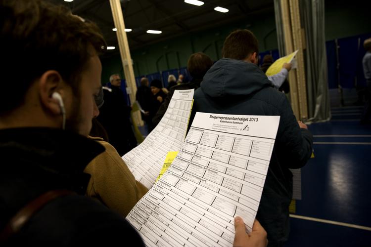 Målinger. Ved kommunalvalget i november, formidlede DR fejlbehæftede exitpolls og -prognoser, som i modsætning til det reelle valgresultat gav Socialdemokraterne en katastrofalt ringe opbakning. 