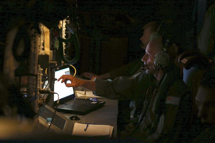 Efterforskning. Australske soldater gransker informationer fra en radar i deres søgen efter det forsvundne fly MH370. 