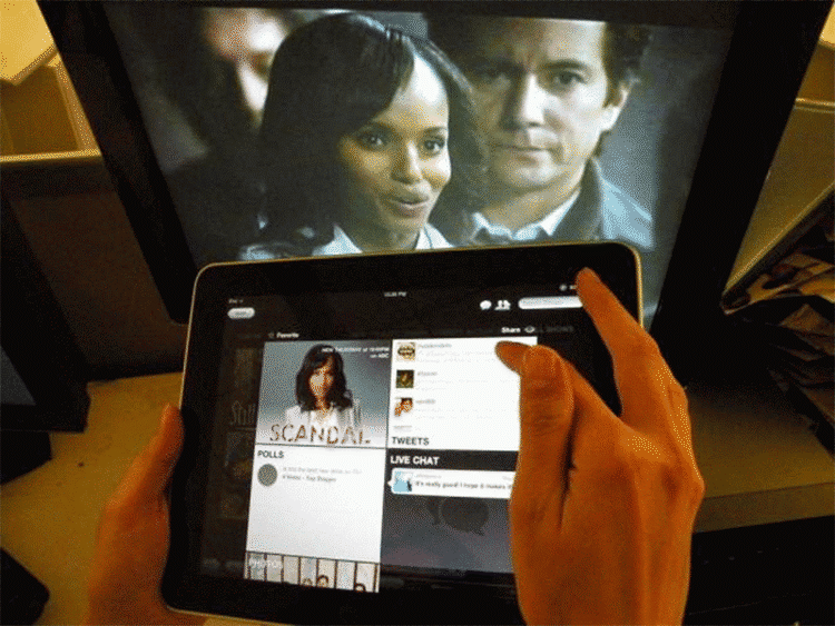 SKÆRM. Især unge i den såkaldte Millennial-generation dropper det almindelige tv til fordel for mindre skærme, som f.eks. en tablet. (Foto: AP Photo/Frazier Moore) 