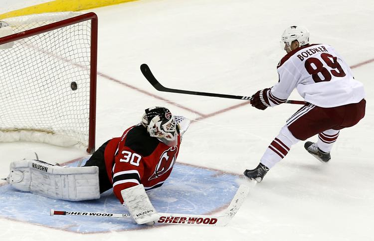 AFGØRELSEN. Som den eneste formåede Mikkel Bødker at score på straffeslag, og det sikrede Phoenix Coyotes sejren. 