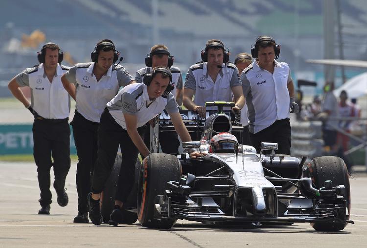 Racer. Kevin Magnussen bliver skubbet tilbage i pittet efter sin første træningstur. 
