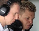 PIT. Mens de øvrige færddiggjorde deres træningsrunde var Kevin Magnussen tilbage i pitten for at analysere, hvad der skete. 