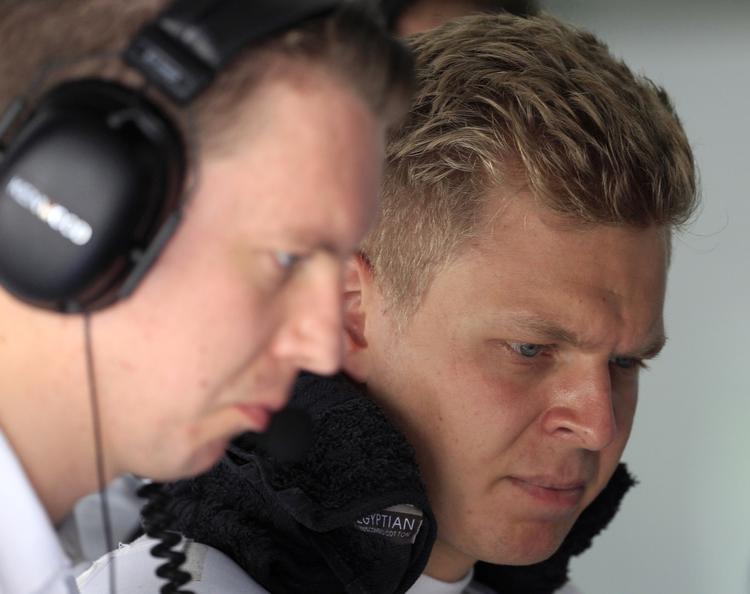 PIT. Mens de øvrige færddiggjorde deres træningsrunde var Kevin Magnussen tilbage i pitten for at analysere, hvad der skete. 