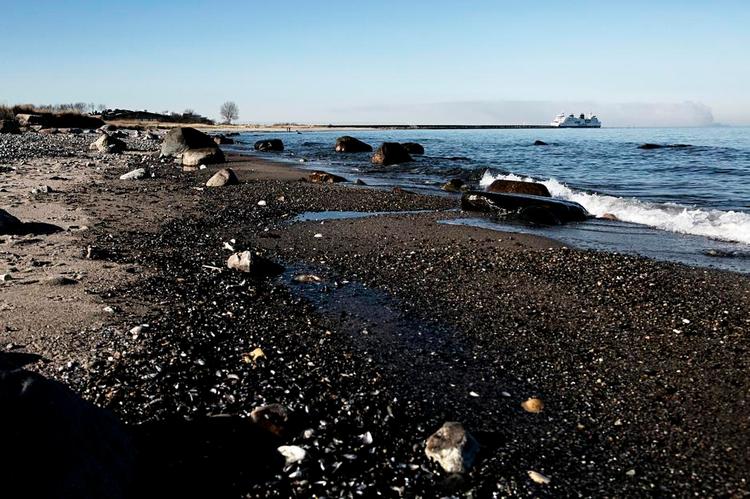 Overfart. Færgerne sejler stadig i pendulfart mellem Rødby og Puttgarden på billedet, men det vil være slut, når tunnelen under havet efter planen står klar i 2021. 