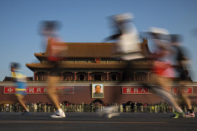 Løb! Maratonløb findes i næsten enhver storby - her er det i Beijing, skoene kridtes. 