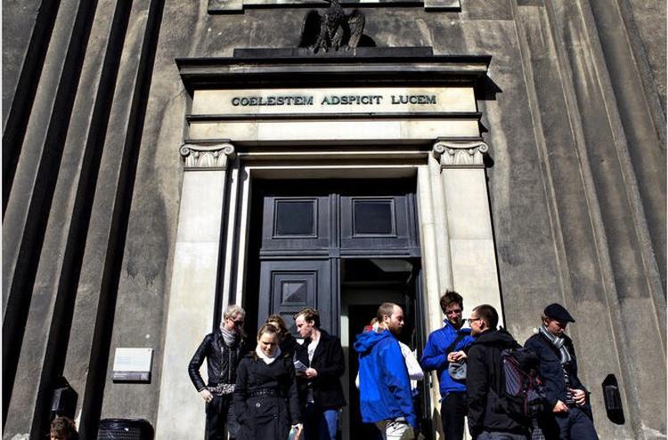 UDDANNELSE. Ny eksamensform gør det svært at vurdere skriftlige eksaminer, der aflægges derhjemme med alle hjælpemidler. 