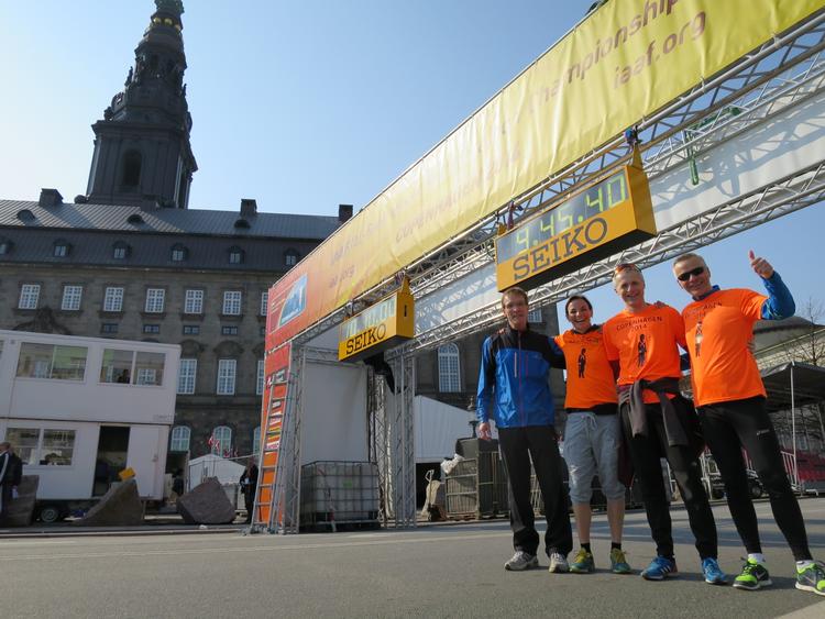 MÅLBEVIDSTE. Tre glade løbeturister med deres guide Lena Andersson slutter sightseeingen foran målet på Christiansborg Slotsplads. 