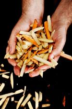 Stegt. Akrylamid findes bl.a. i kartoffelprodukter, som dannes når man steger, griller, bager eller friterer på over 120 grader. 