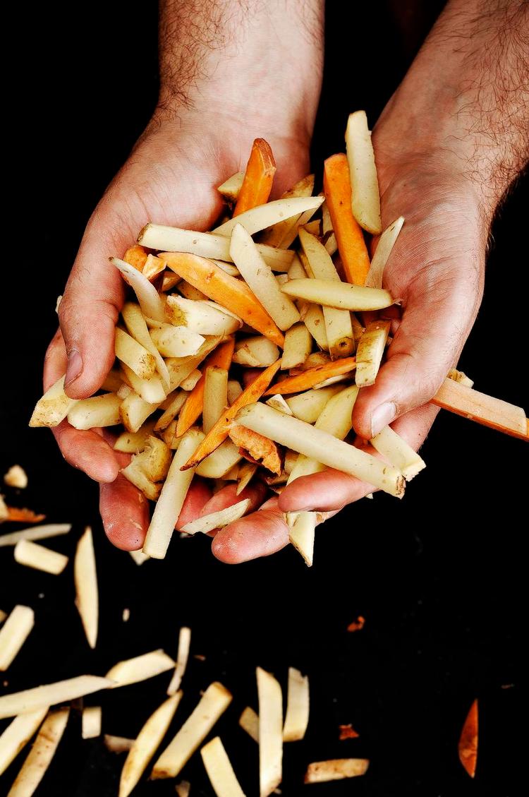 Stegt. Akrylamid findes bl.a. i kartoffelprodukter, som dannes når man steger, griller, bager eller friterer på over 120 grader. 