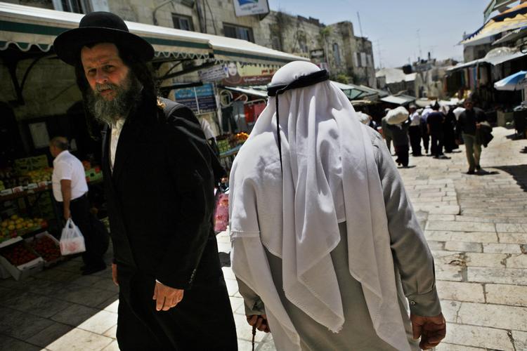 hårdknude. Heller ikke denne gang lykkedes fredsforhandligerne. Palæstinenserne får ingen stat og israelerne får hverken fred eller sikkerhed. 