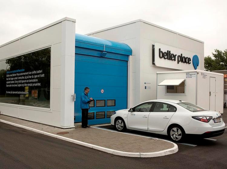 før. En Renault Fluence Z.E. på vej ind i den nu nedlagte batteriskiftestation i Herlev. Den nåede at fungere efter hensigten i kort tid, men nu har stationen fået en helt anden funktion. 