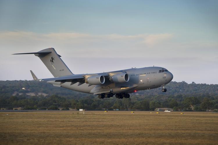lettet. Et australsk eftersøgningsfly, Royal Australian Air Force C-17 Globemaster, da det i går lettede med kurs mod det nye område vest for Australien, hvor efterforskerne mener, at det forsvundne fly MH370 er styrtet ned. 