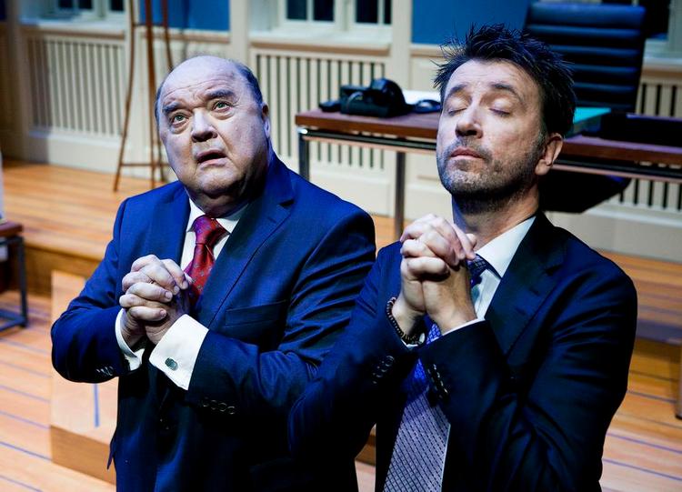 UDVEJ. Mon magten bor i himlen? Flemming Jensens statsminister og Gordon Kennedys embedsmand er helt på røven. 